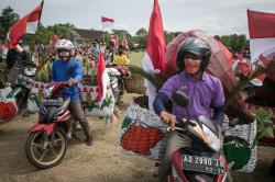 Petani dan Pedagang Buah Ikuti Pawai Bronjong Hias di Sukoharjo