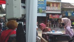 Tunggu Jokowi, Mensos Tri Rismaharini Ajak Penerima Bantuan Tebak-Tebakan Uang<