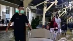 Singkawang Diterjang Banjir,  Pasien Anak di RSUD Abdul Aziz Dievakuasi