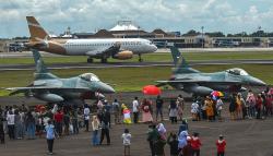 Antusiasme Warga Palembang Datangi Lanud SMH Foto Bareng Pesawat Tempur F16<