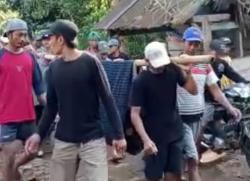 Viral Video Warga di Tanggamus Tandu Jenazah dengan Sarung Lewati Jalan Rusak