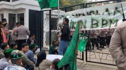 Mahasiswa Geruduk DPRD Indramayu, Tolak Wacana Kenaikan Harga BBM Bersubsidi<