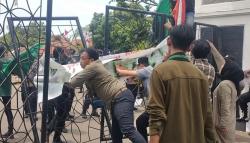 Kecewa Tak Ditemui Anggota Dewan, Mahasiswa Robohkan Pagar Kantor DPRD Indramayu<