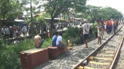 Tuntun Sepeda Lewati Perlintasan, Pria Paruh Baya Tertabrak KA di Semarang