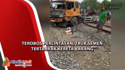 Terobos Perlintasan, Truk Semen Tertabrak Kereta Barang