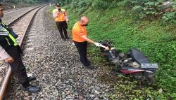 Usai Antar Anak Sekolah, Ibu Rumah Tangga di Purwakarta Tertabrak Kereta Api