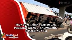 Truk Boks Tabrak Bambu dan Pembatas Jalan di Kalimalang, Kemacetan 5 Km