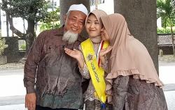 Kisah Loper Koran Asal Gunungkidul, Hantarkan Anaknya Raih Cumlaude Di UGM