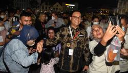 Kunjungi Kota Tua, Gubernur Anies Baswedan 'Diserbu' Warga Rebutan Selfie
