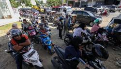 Pertalite dan Solar Terbatas, Kendaraan Antre Panjang Isi BBM di Sejumlah SPBU