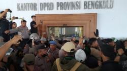 Demo Mahasiswa Tolak Rencana Kenaikan BBM Ricuh, Sempat Terjadi Aksi Saling Dorong