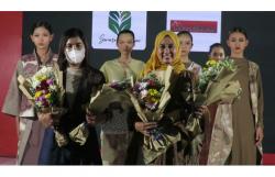  Keren, Desainer Ini Pamerkan Kain Motif Ecoprint Ramah Lingkungan di Eropa