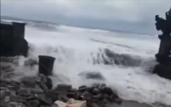 Gelombang Tinggi Hantam Pesisir Pantai di Bali, Air Laut Meluber ke Jalan