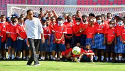 Presiden Jokowi Main Bola bersama Anak-Anak saat Peluncuran Papua Football Academy