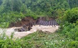 Jembatan Gantung Ambrol saat Dilintasi, Pasutri dan Pelajar SMK Terjun ke Sungai