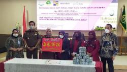 Kejari Bogor Serahkan Barang Bukti Uang Korupsi Dana BOS Rp985 Juta ke Pemprov Jabar