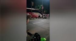 Terobos Lampu Merah hingga Tabrak Pemotor di Madiun, Bus Tujuan Surabaya Diamuk Massa