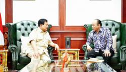 Bahas Tantangan Nasional, Prabowo Bicara Empat Mata dengan Wamendes Budie Arie