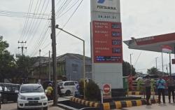 Pasca Pengumuman Kenaikkan BBM, SPBU di Sukabumi Dijaga Aparat TNI-Polri