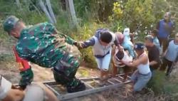 Evakuasi Dramatis, Jenazah Nenek Asna Dibopong dari Jurang Tepi Sungai Bondoyudo