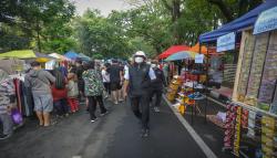 Sekda Kota Bandung Minta Kawasan Perkantoran Fasilitasi Parkir Pasar Kaget Gasibu<