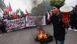 Ratusan Mahasiswa Unjuk Rasa Tolak Kenaikan Harga BBM