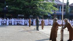 Kembali Dibuka Usai Dipalang, Danrem Pimpin Upacara Bendera di SMPN 1 Sentani