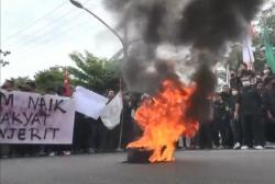 Demo Tolak Kenaikan BBM, Mahasiswa di Palangkaraya Bakar Ban dan Foto Ketua DPR RI<