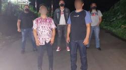 Gegara Dengar Suara Teriakan, 2 Pria Tomohon Pukuli Pemotor di Jalan Raya