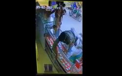 Terekam CCTV, Pasutri di Palembang Mencuri Voucher Sambil Gendong Anak <