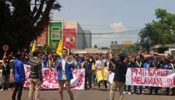  Tolak Kenaikan BBM, Puluhan Mahasiswa Blokade Manusia di Jalan Patriot Garut<