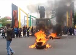 Tolak Kenaikan BBM, Mahasiswa Bakar Ban dan Lakukan Theater di Depan Patung BJ Habibie