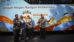 Begini Gaya Firli Bahuri Selfie di Samping Bus Antikorupsi KPK