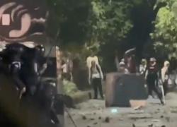 Tolak Dibubarkan Usai Bentrok dengan Warga, Polisi Tembakan Gas Air Mata ke Mahasiswa