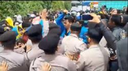 Demo Tolak Kenaikan BBM di Bone Diwarnai Aksi Saling Dorong Antara Mahasiswa dengan Polisi