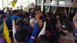 Unjuk Rasa Tolak BBM di Subang Ricuh, Mahasiswa-Polisi Saling Dorong