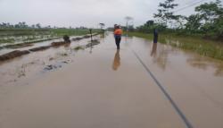 Banjir Rendam Rel Kereta, KA Siliwangi Terhenti 40 Menit di Stasiun Cibeber Cianjur<