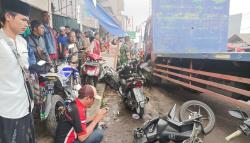 Ngeri, Diduga Rem Blong Fuso Lindas 15 Motor di Pasar Gekbrong Cianjur<