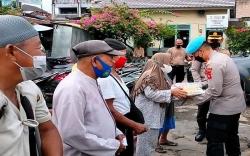 Polda Sumsel Bagikan Bansos ke Masyarakat Terdampak Kenaikan Harga BBM <