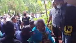 Bupati Mimika Diterbangkan ke Kantor KPK, Brimob Jaga Ketat Bandara Sentani