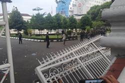 Aksi Tolak Kenaikan Harga BBM di DPRD DIY Ricuh, Massa Robohkan Pagar dan Bakar Ban Bekas