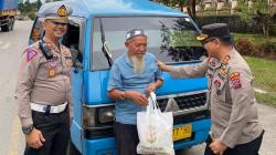 Harga BBM Naik, Kapolres Solok Bagikan Sembako Bantu Tukang Ojek dan Sopir Angkot