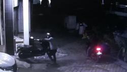2 Pencuri Satroni Kontrakan di Padalarang KBB, Gasak Motor Nmax dengan Santai<