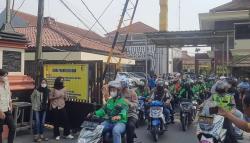 Kapolres Karawang Dibonceng Ojol, Bagikan Beras kepada Sopir Angkot <