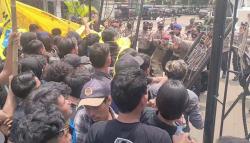 Tolak Kenaikan BBM, Mahasiswa Dobrak Pagar Kantor DPRD Indramayu hingga Roboh