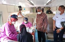 Unik, Vaksinasi Covid-19 Dilaksanakan di Dalam Kereta Dapat Bonus Sembako