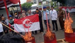 Kejari Garut Musnahkan Barang Bukti, Atribut NII hingga Senpi Rakitan Dibakar<