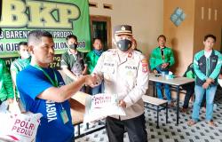 Dampak Kenaikan Harga BBM, Polres Kulonprogo Bagikan Sembako bagi Driver Ojol