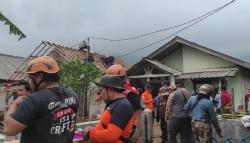 Puting Beliung Sapu 2 Kampung di Gegerbitung Sukabumi, Puluhan Rumah Rusak<