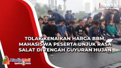 Tolak Kenaikan Harga BBM, Mahasiswa Peserta Unjuk Rasa Salat di Tengah Guyuran Hujan